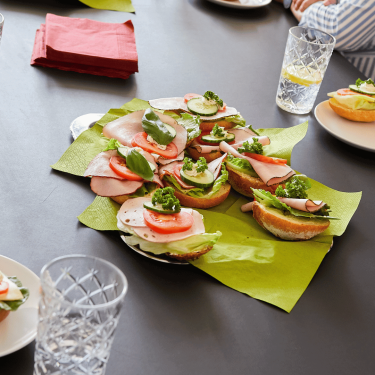 Gemeinsame Reisen, ein Arbeitsplatz zum Wohlfühlen und umfassende Verpflegung -Jungen-und-Kollegen